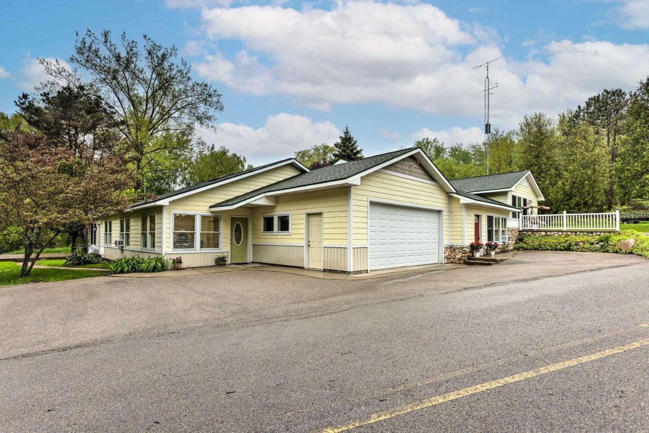 Charming Retreat Near Downtown Frankfort And Beaches Exterior photo
